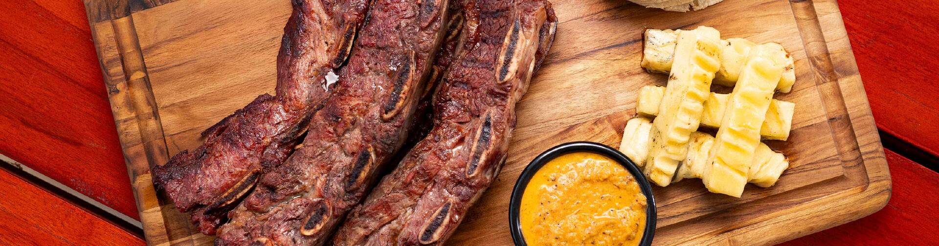 Asado de Tira a la parrilla con salsa tatemada