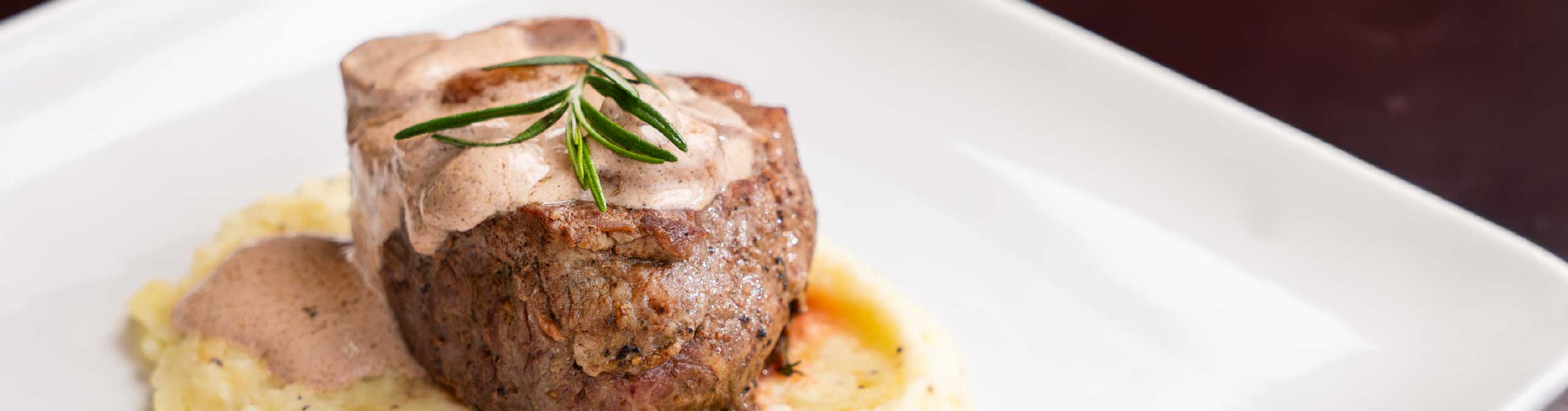 Filet Mignon con puré y salsa de hongos